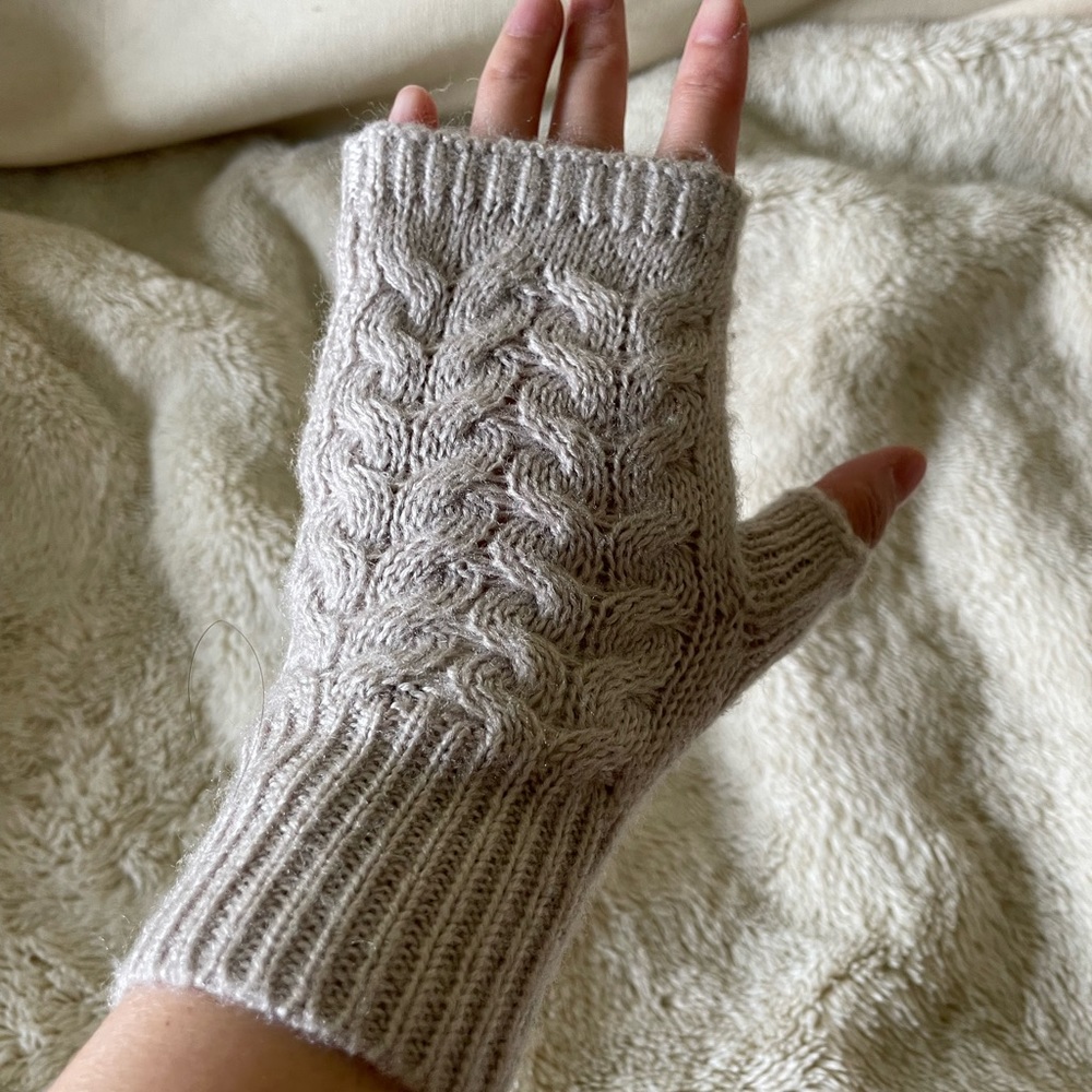 H&M dainty knit gloves. Great condition. One size. 100% acrylic. - Picture 7 of 7